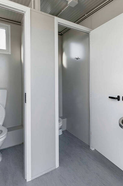 Stay 4 HN - Dettaglio interno postazioni wc con lavabo