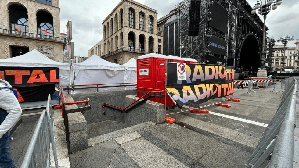 Radio Italia Live Piazza Duomo Milano - bagni mobili Gruppo Sesi Sebach